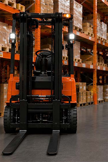 Oranje heftruck met presson banden