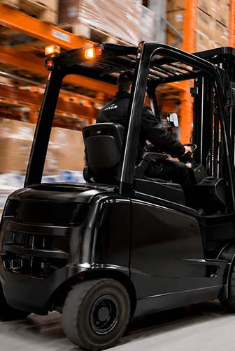 Gestapelde nieuwe heftruckbanden van CargoMaster