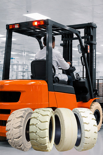 Oranje heftruck met CargoMaster non-marking, streeploze banden